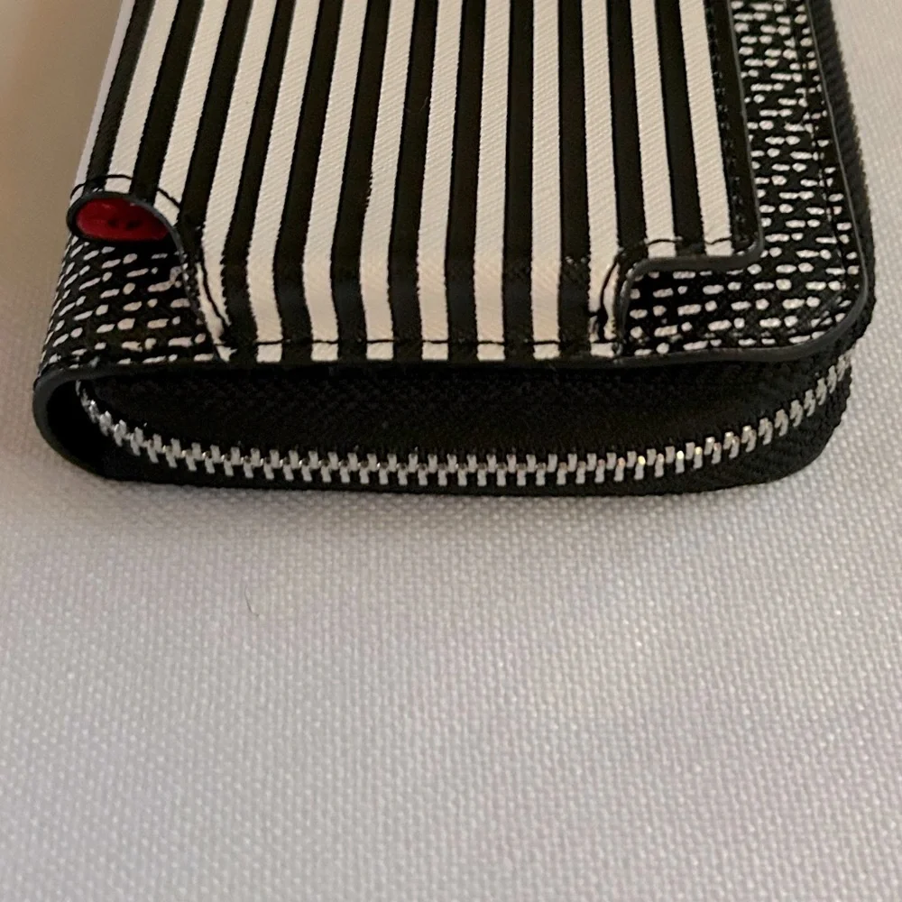 Stella & Dot Madison Tech Black White Patterned Zip Close Wristlet Wallet EUC